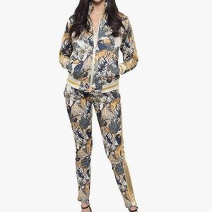 Stylish Women's tracksuit with tigers
